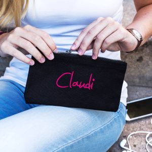 Schwarzes Täschchen mit Ihrem Wunschnamen in pink
