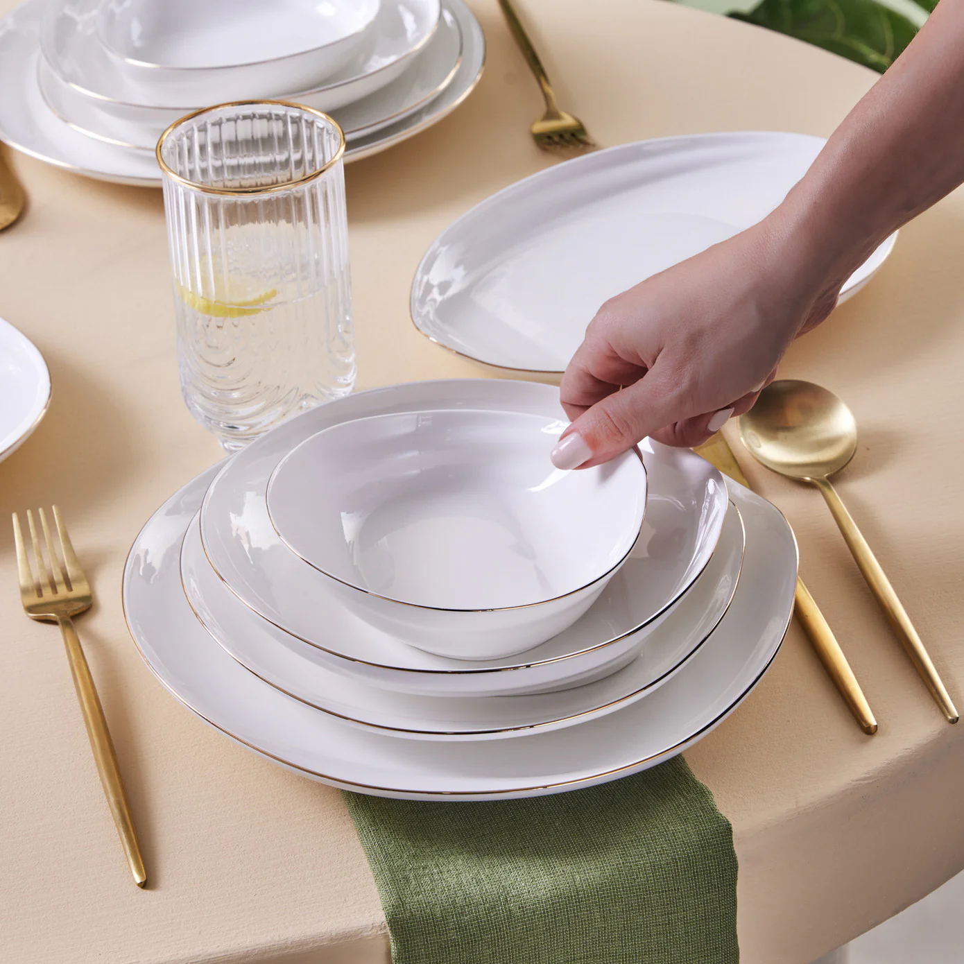 Karaca Red Carpet Collection Stream Bone Yakamoz 59-teiliges 12-Personen-Geschirrset Gold – Bild 4