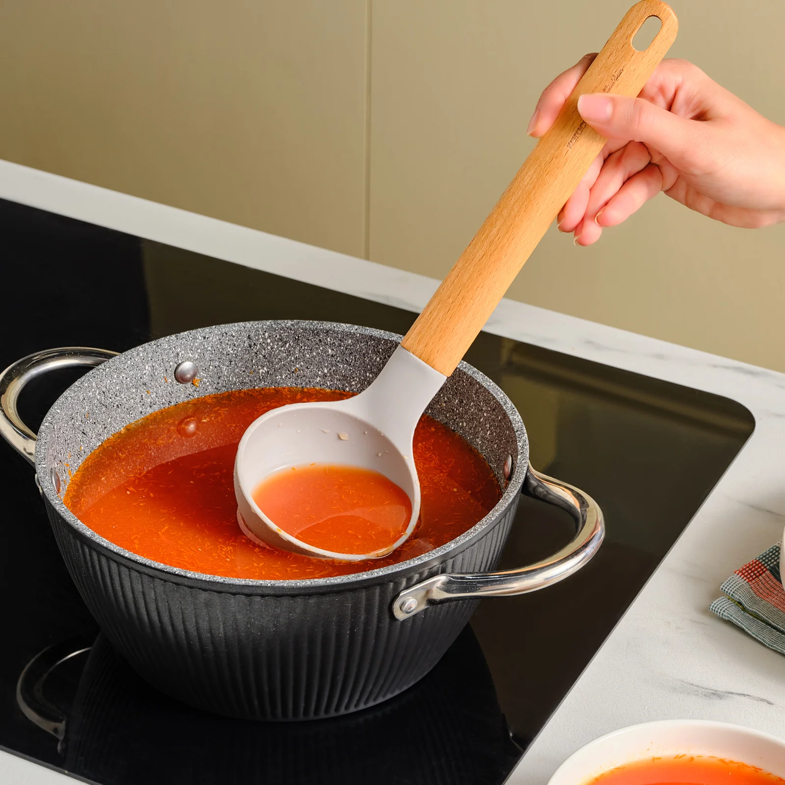 Karaca x Refika Gadgets Silikon-Kelle mit Holzgriff – Bild 2