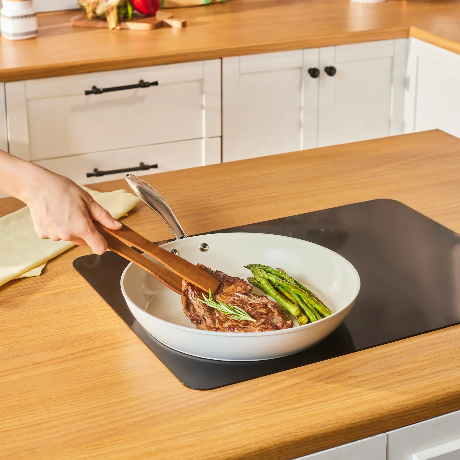 Karaca Swiss Crystal Almond Cream Pfanne mit Edelstahlgriff 32 cm – Bild 9