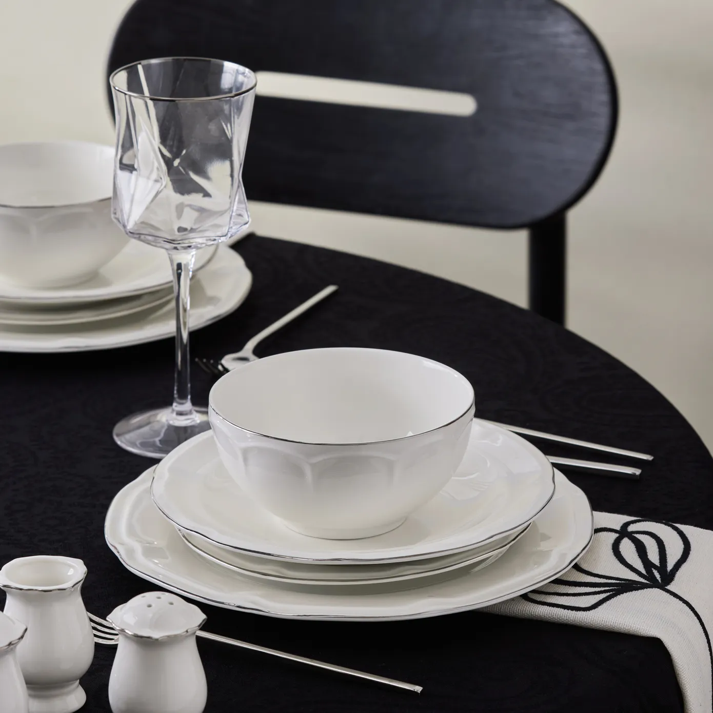 Karaca Tobias Platinum 12 Personen Geschirrset, 56 Teilig – Bild 4