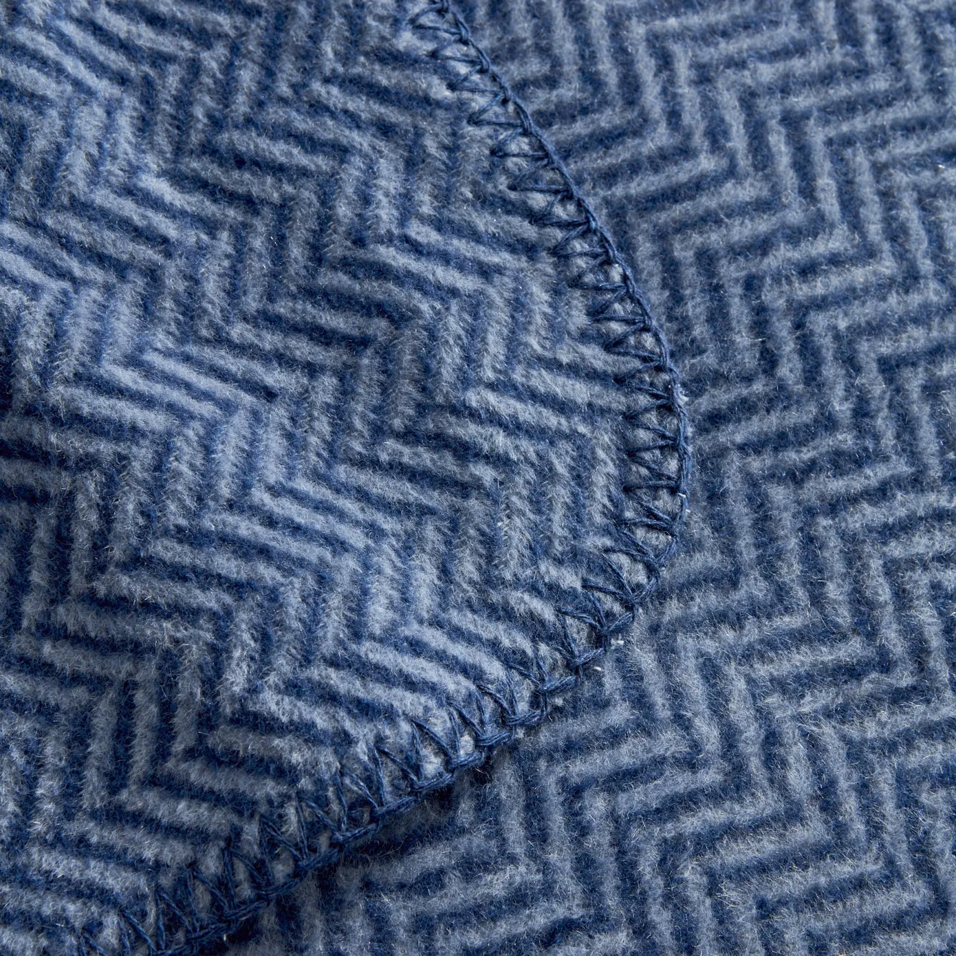Karaca Home Sandra Doppel Fischgrätmuster-Decke, Indigo – Bild 4