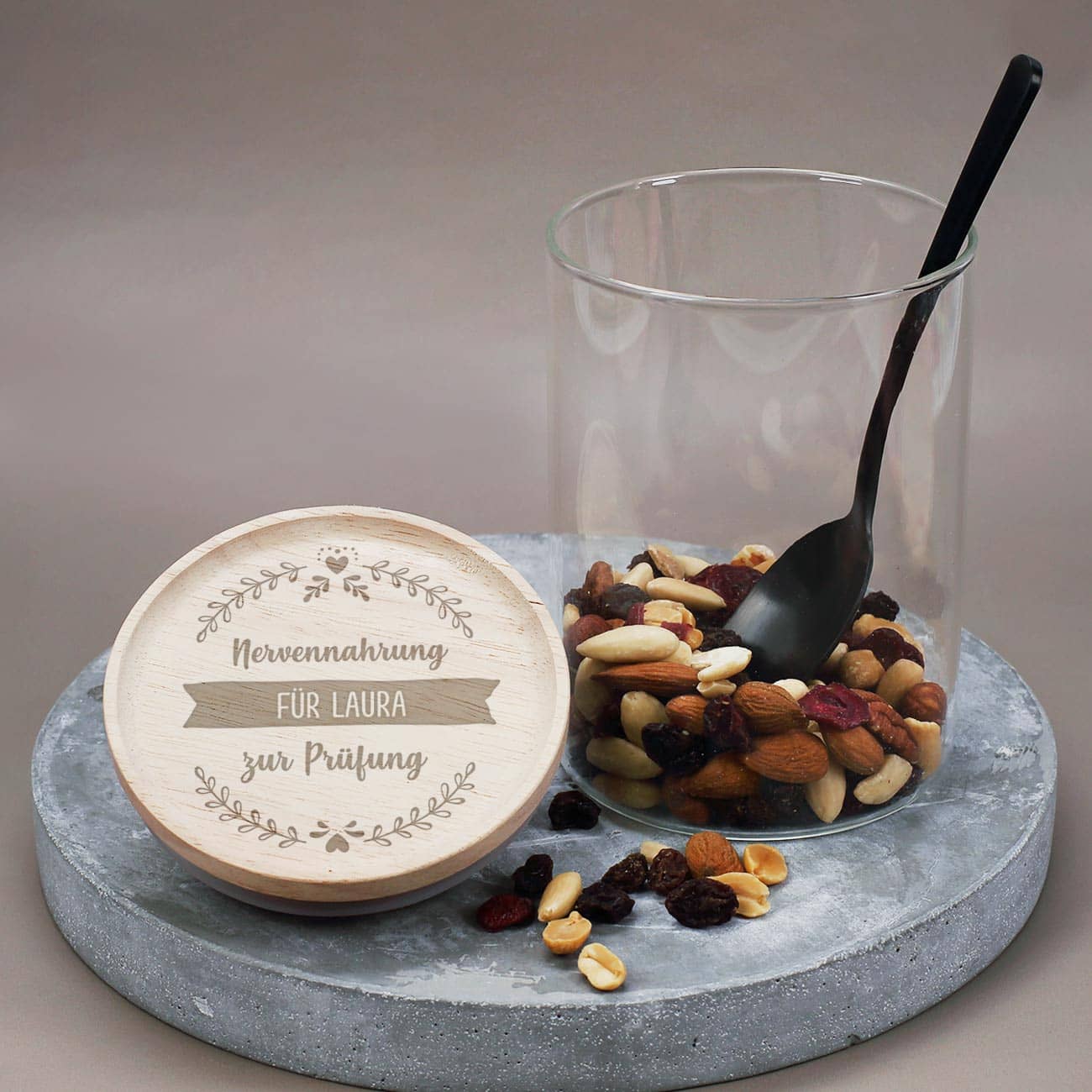 Vorratsdose aus Glas in zwei Größen mit graviertem Holzdeckel – Bild 3