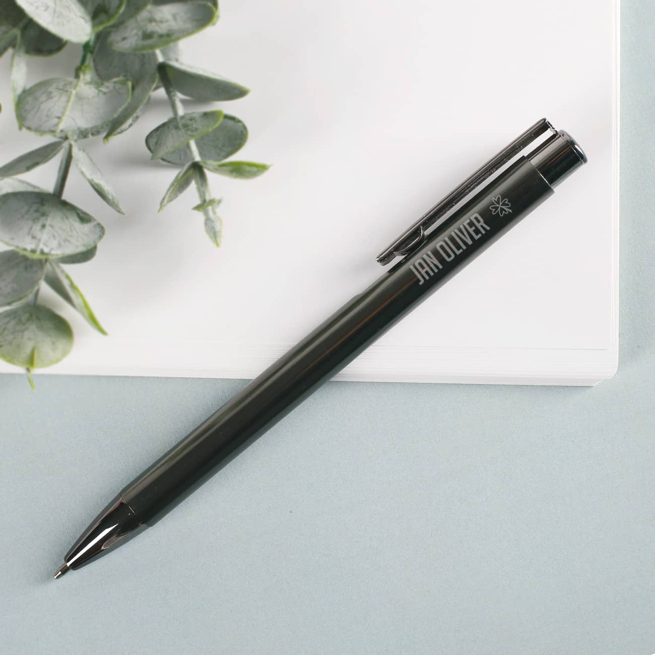 Kugelschreiber mit Wunschschriftart und Symbolen graviert - in rosa oder grau