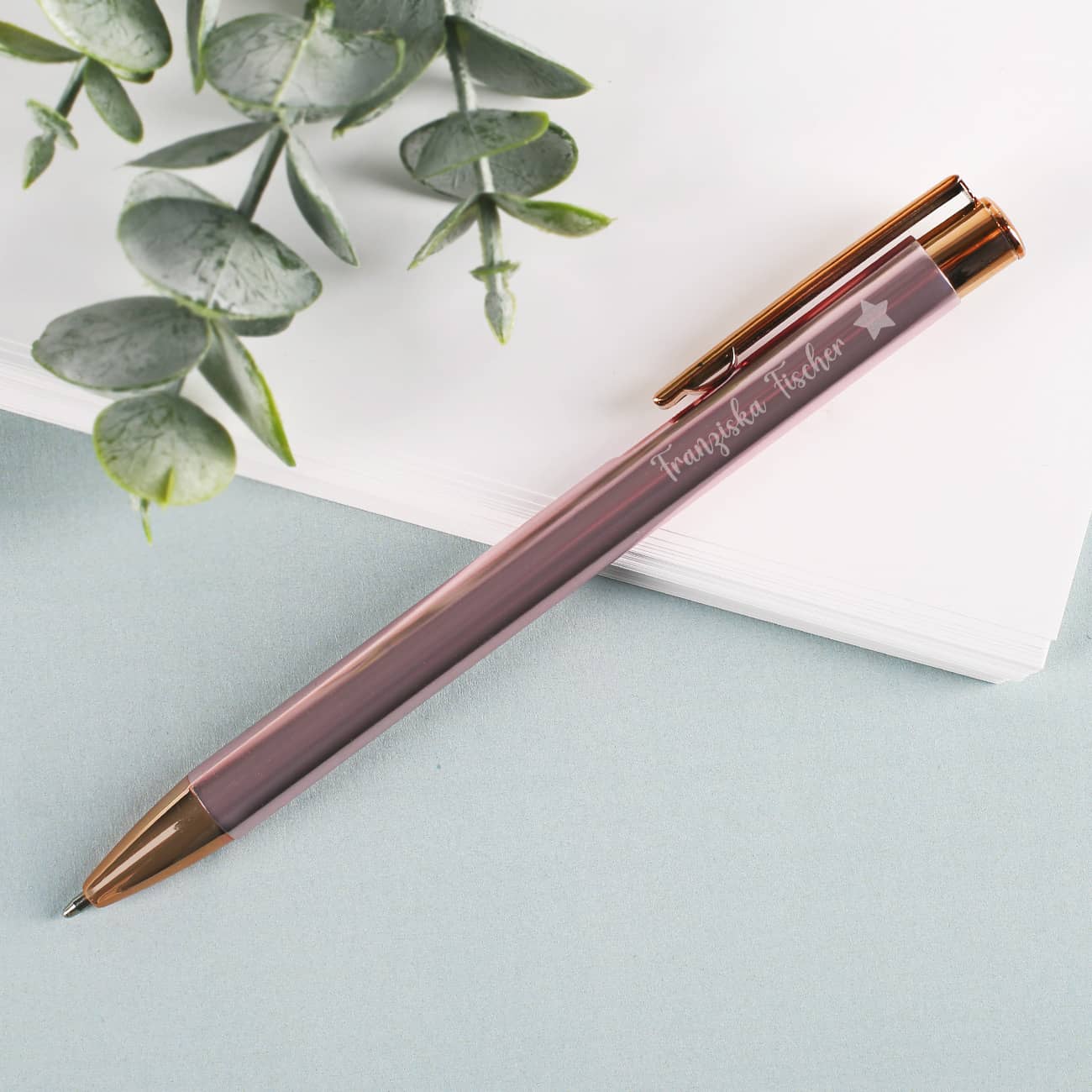 Kugelschreiber mit Wunschschriftart und Symbolen graviert - in rosa oder grau – Bild 2