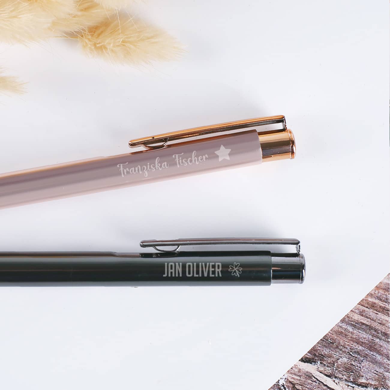 Kugelschreiber mit Wunschschriftart und Symbolen graviert - in rosa oder grau – Bild 4
