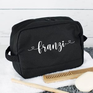 Kulturbeutel in Schwarz oder Rosa mit Namensaufdruck